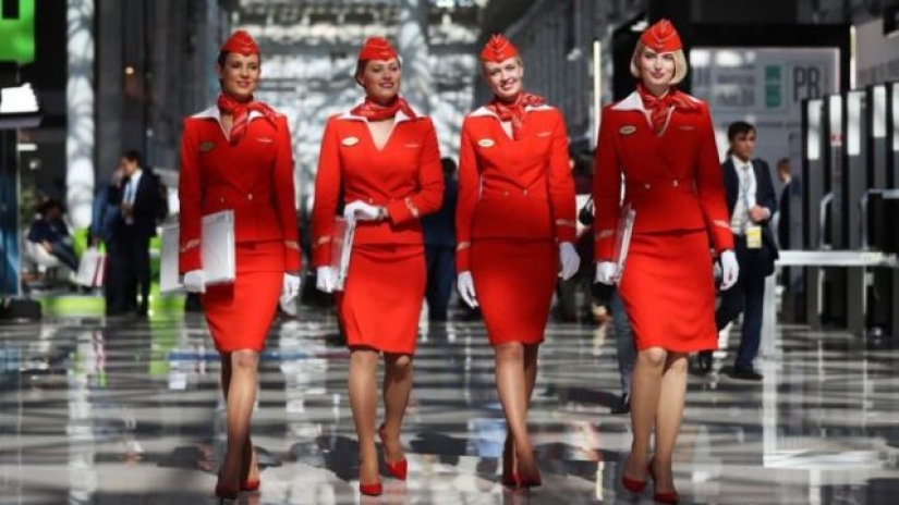 ¿Cómo se ve el uniforme de los asistentes de vuelo en diferentes aerolíneas? ¿Cómo se ve el uniforme de los asistentes de vuelo en diferentes aerolíneas?