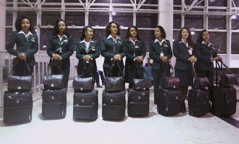 ¿Cómo se ve el uniforme de los asistentes de vuelo en diferentes aerolíneas? ¿Cómo se ve el uniforme de los asistentes de vuelo en diferentes aerolíneas?