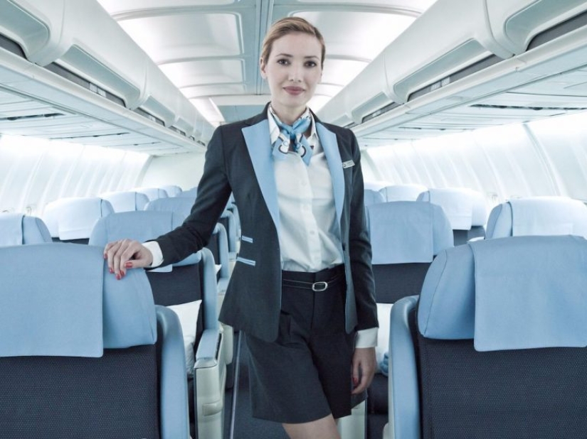 ¿Cómo se ve el uniforme de los asistentes de vuelo en diferentes aerolíneas? ¿Cómo se ve el uniforme de los asistentes de vuelo en diferentes aerolíneas?