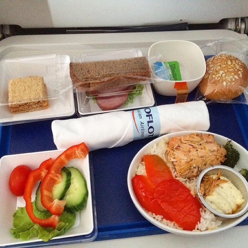 Cómo se ve la comida a bordo de un avión en 15 aerolíneas