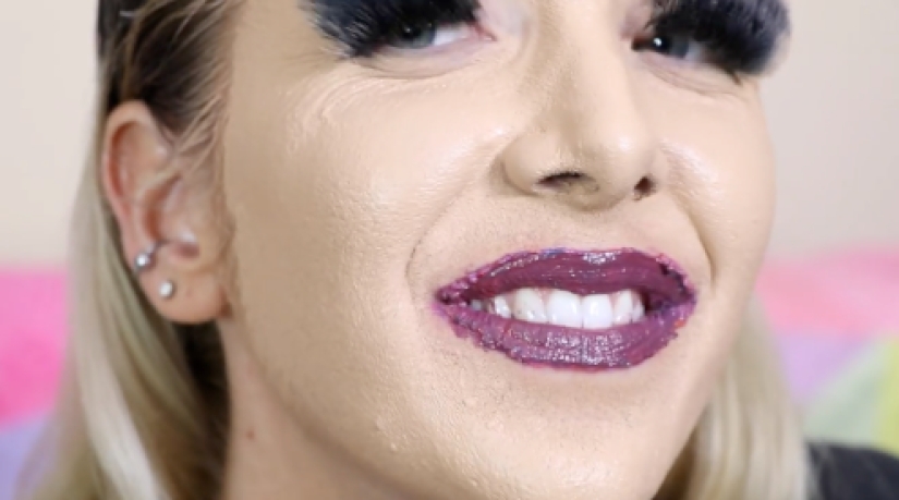 Cómo se ven cien capas de lápiz labial, base y pestañas postizas en una niña