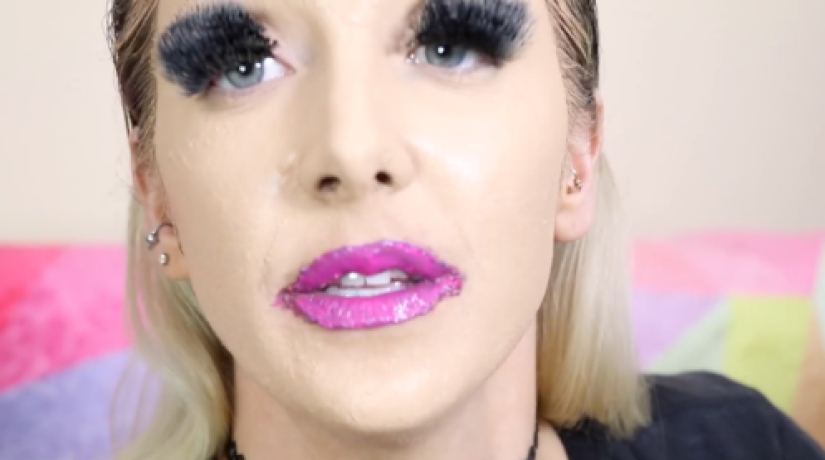 Cómo se ven cien capas de lápiz labial, base y pestañas postizas en una niña