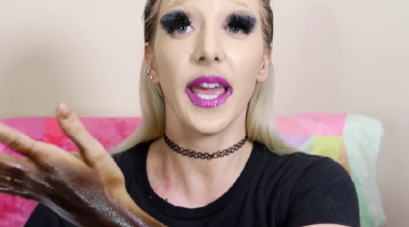 Cómo se ven cien capas de lápiz labial, base y pestañas postizas en una niña