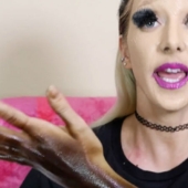 Cómo se ven cien capas de lápiz labial, base y pestañas postizas en una niña