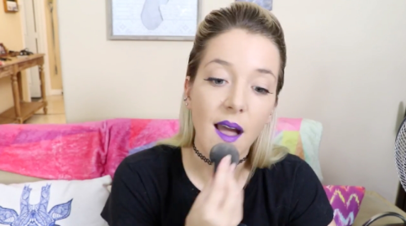 Cómo se ven cien capas de lápiz labial, base y pestañas postizas en una niña