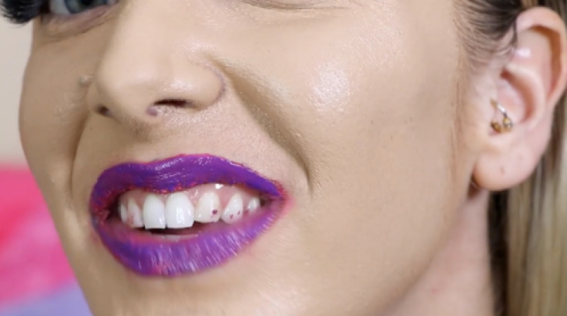 Cómo se ven cien capas de lápiz labial, base y pestañas postizas en una niña