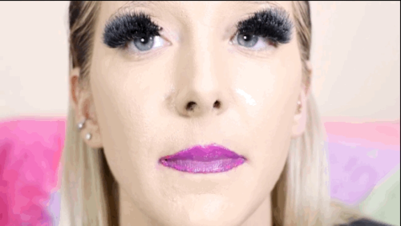 Cómo se ven cien capas de lápiz labial, base y pestañas postizas en una niña