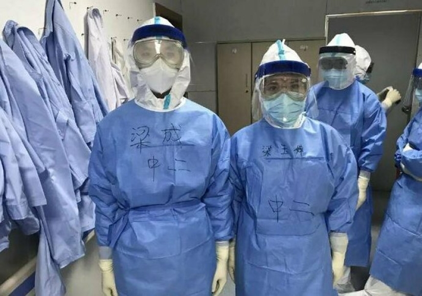 Cómo se ven las caras de los médicos chinos al final de un turno de trabajo