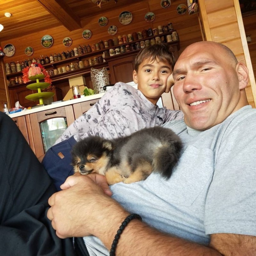 Cómo son la esposa y los hijos del político y boxeador Nikolai Valuev