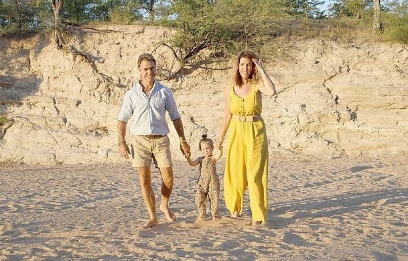 Cómo un bebé de 2 años se hizo amigo de hienas salvajes