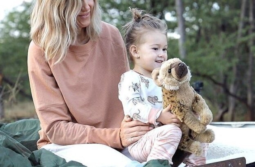 Cómo un bebé de 2 años se hizo amigo de hienas salvajes