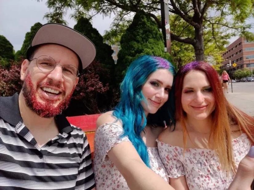 Cómo una mujer estadounidense vive en su propio pequeño harén con cuatro hombres