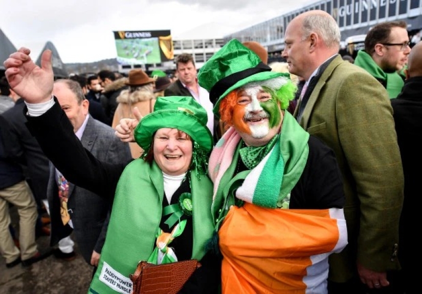 Comenzó la carrera de alcohol: cómo los visitantes de las carreras de Cheltenham abrieron la celebración del Día de San Patricio Comenzó la carrera de alcohol: cómo los visitantes de las carreras de Cheltenham abrieron la celebración del Día de San Patricio