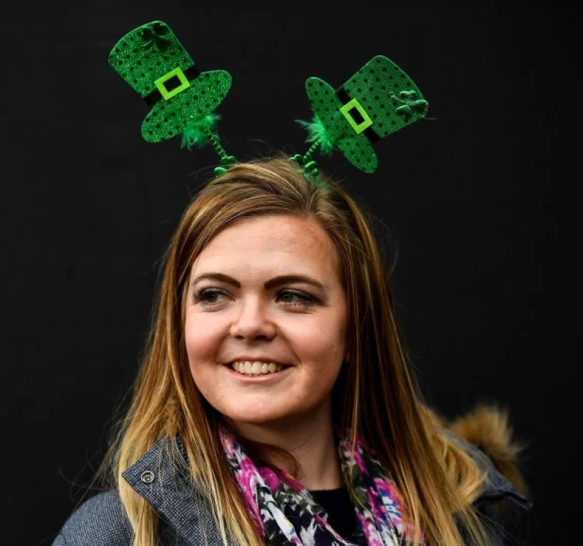 Comenzó la carrera de alcohol: cómo los visitantes de las carreras de Cheltenham abrieron la celebración del Día de San Patricio Comenzó la carrera de alcohol: cómo los visitantes de las carreras de Cheltenham abrieron la celebración del Día de San Patricio