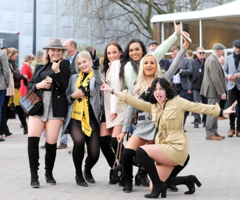 Comenzó la carrera de alcohol: cómo los visitantes de las carreras de Cheltenham abrieron la celebración del Día de San Patricio Comenzó la carrera de alcohol: cómo los visitantes de las carreras de Cheltenham abrieron la celebración del Día de San Patricio