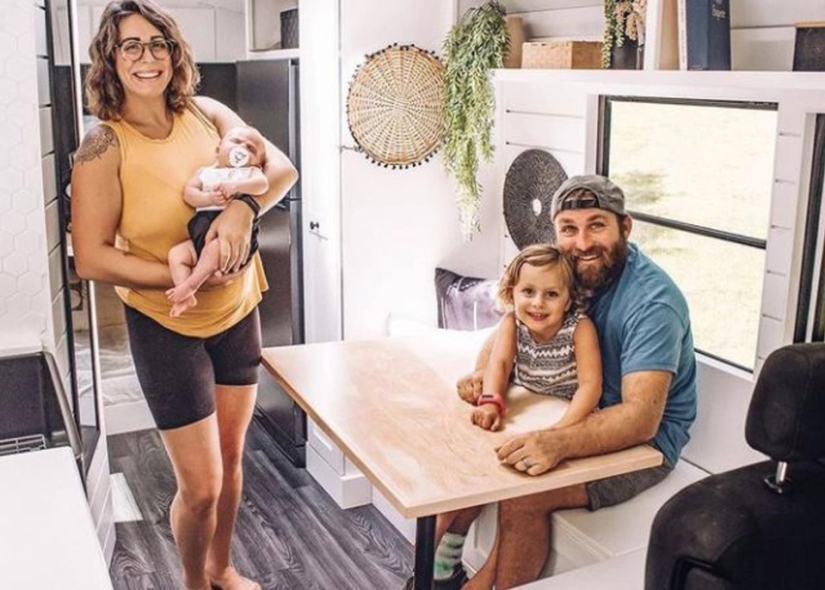 Comfort in exchange for experience: the couple from Florida sold everything and went traveling on the van