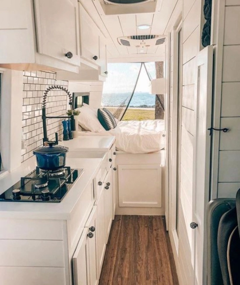 Comfort in exchange for experience: the couple from Florida sold everything and went traveling on the van