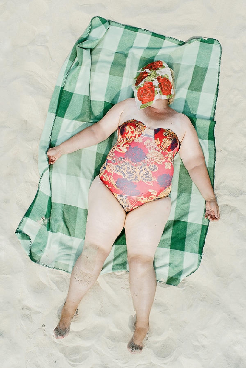 Comfort zone: ordinary holiday-makers in the lens of Tadao Cern Comfort zone: ordinary holiday-makers in the lens of Tadao Cern