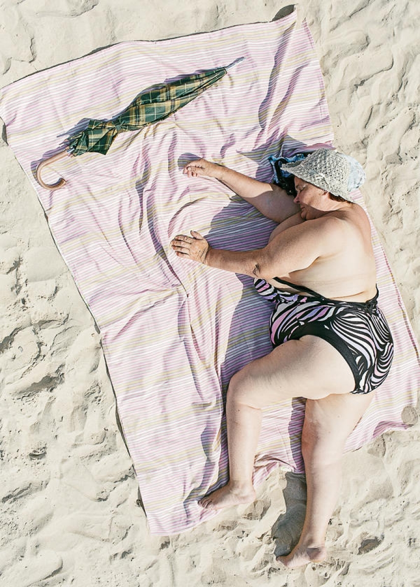 Comfort zone: ordinary holiday-makers in the lens of Tadao Cern Comfort zone: ordinary holiday-makers in the lens of Tadao Cern