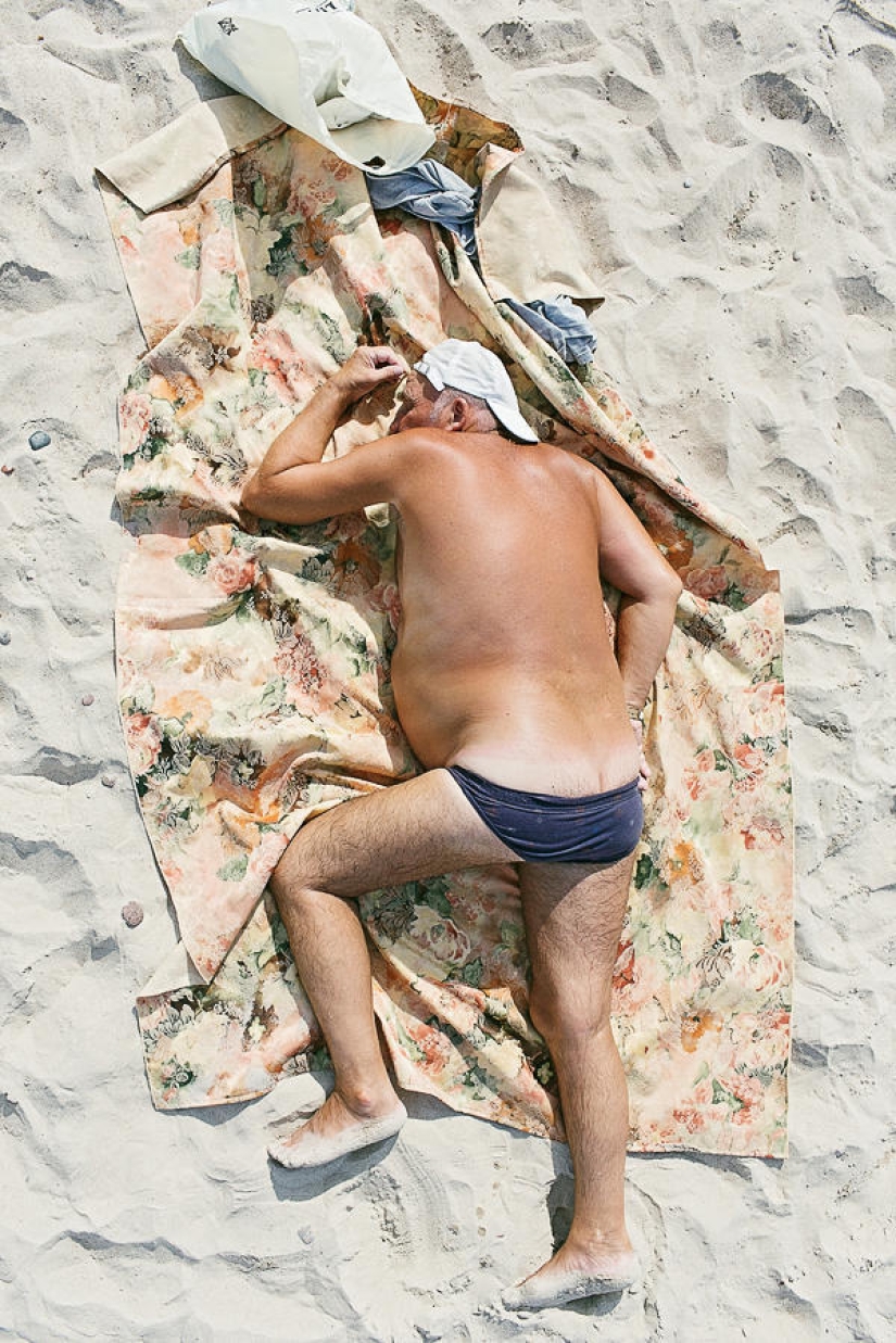Comfort zone: ordinary holiday-makers in the lens of Tadao Cern Comfort zone: ordinary holiday-makers in the lens of Tadao Cern