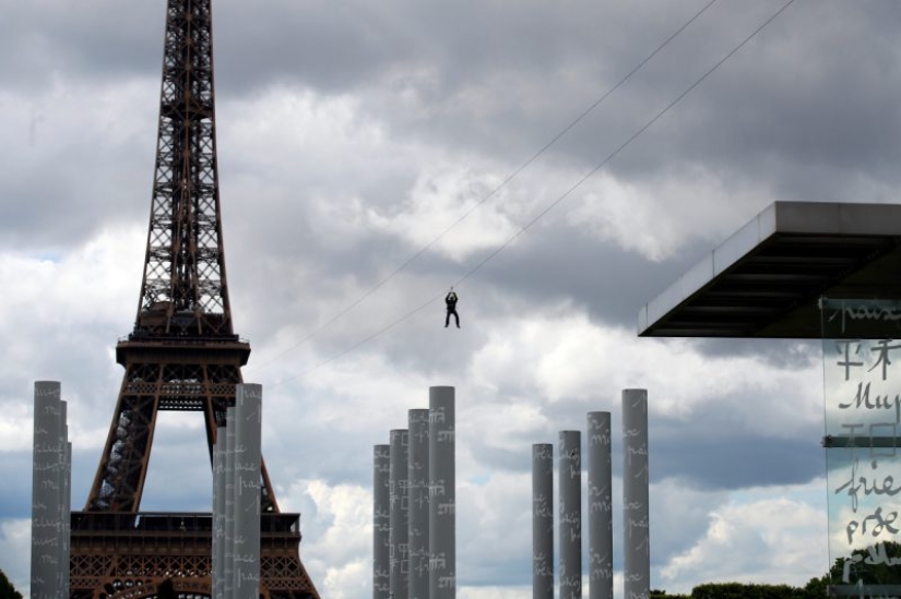Con una brisa: en París, puede montar en tirolesa desde la Torre Eiffel