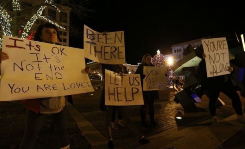 Concerned passers-by saved a man from suicide with songs and posters
