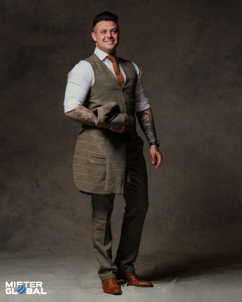 Concursantes de Mister Global 2021 vestidos con trajes típicos y parecen jefes de videojuegos Concursantes de Mister Global 2021 vestidos con trajes típicos y parecen jefes de videojuegos