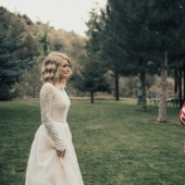 Conmovida hasta las lágrimas: la nieta se puso el vestido de su abuela para la boda, que tiene más de medio siglo