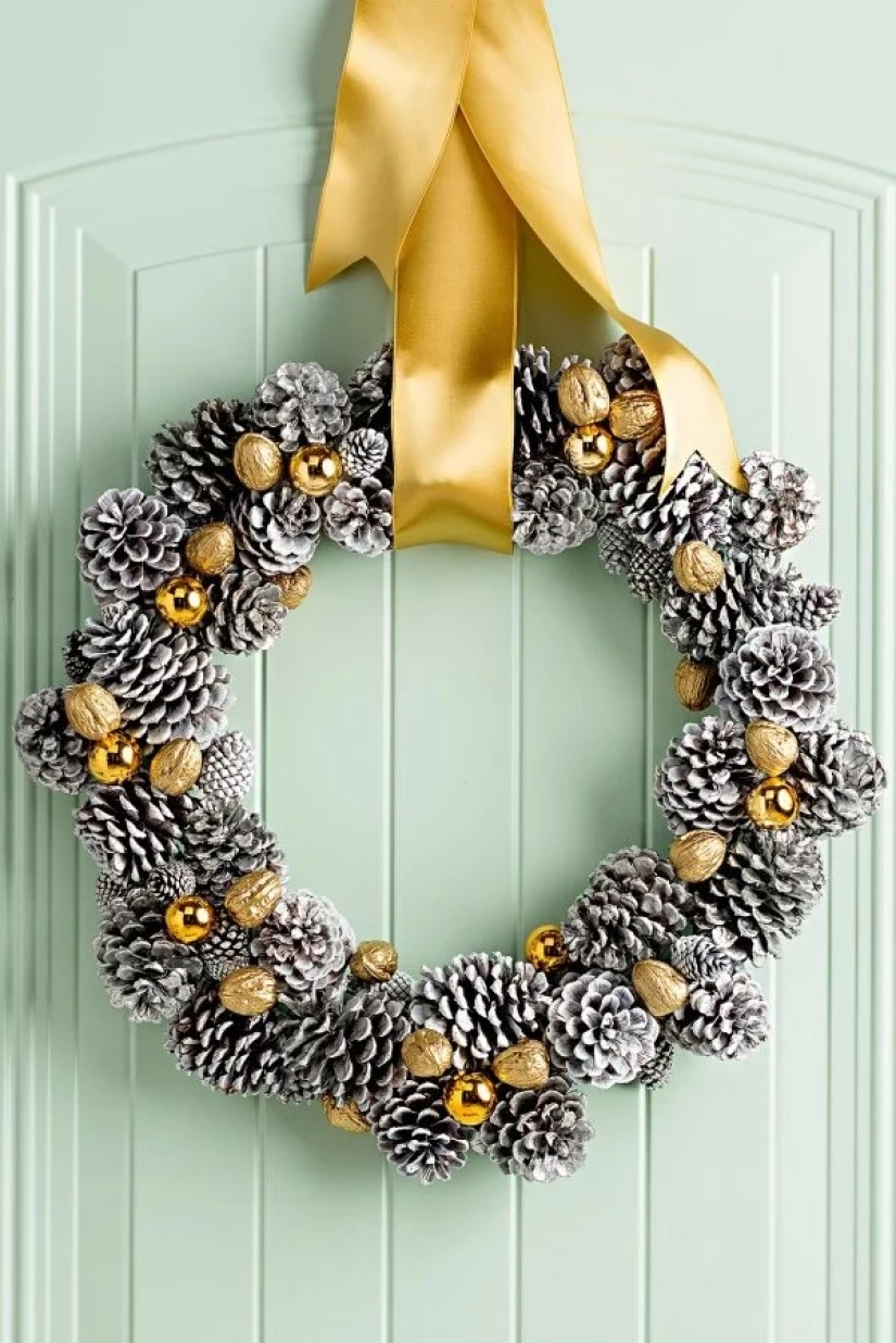 Coolest ideas Christmas decorations from cones and twigs