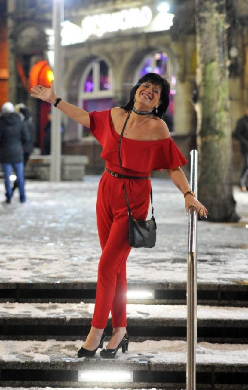 Cosas calientes: los asistentes a la fiesta británicos desafían la nieve y las heladas