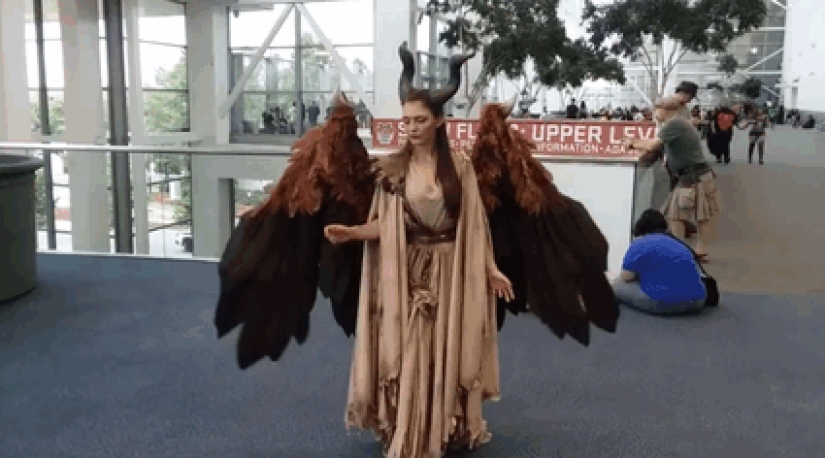 Cosplay 80 level: she has created moving wings like Maleficent