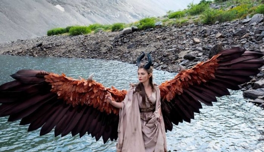 Cosplay 80 nivel: ella ha creado moviendo las alas como Maléfica