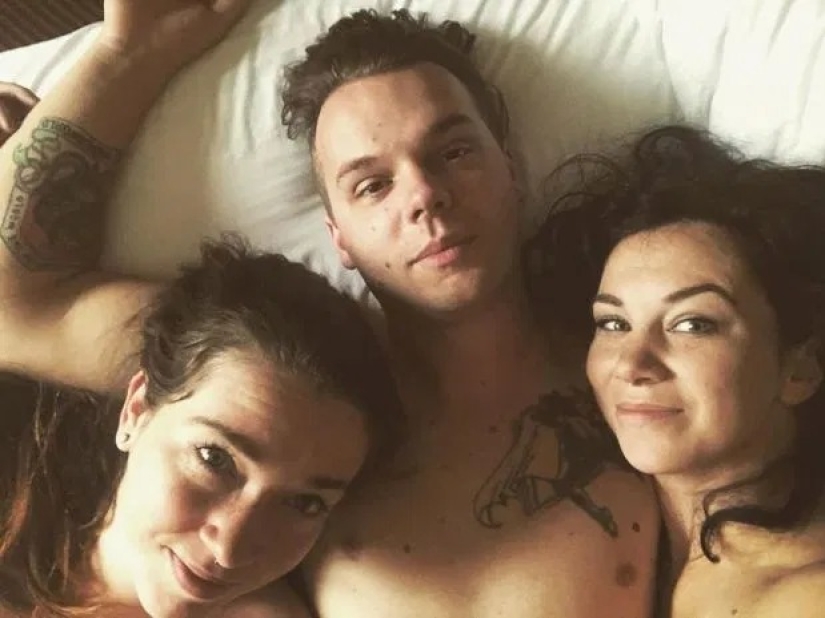 Criticados por la gente, pero felices juntos: el trío amoroso cría a seis hijos y considera su unión ideal