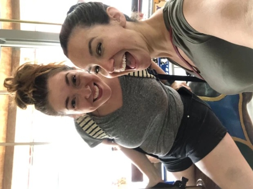 Criticados por la gente, pero felices juntos: el trío amoroso cría a seis hijos y considera su unión ideal