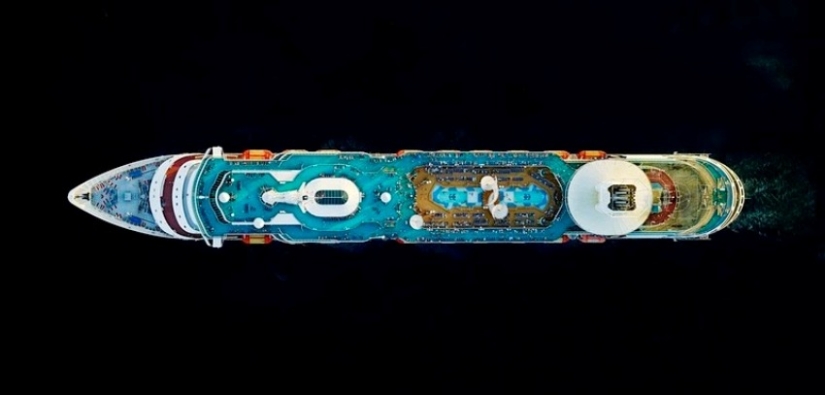 Cruise ships — stunning view from above Cruise ships — stunning view from above