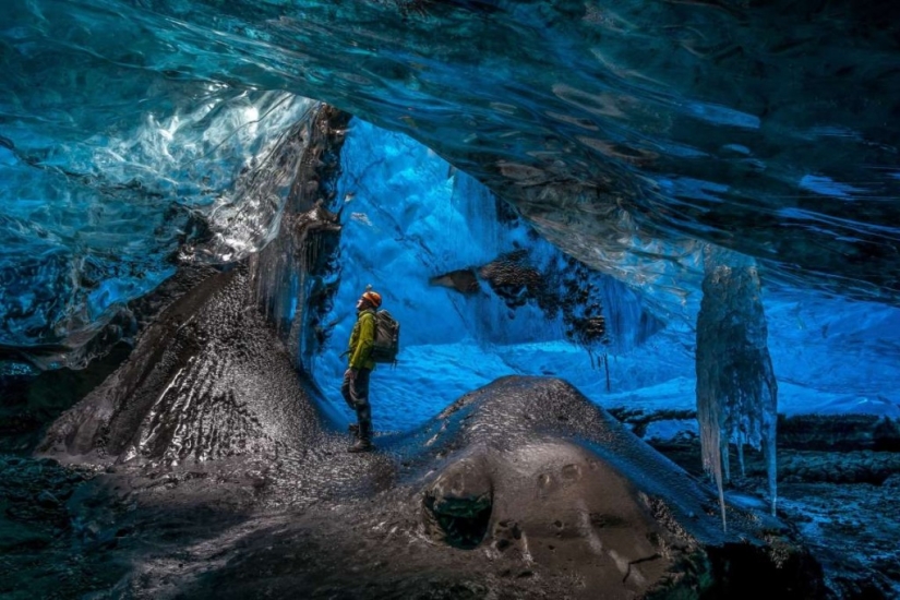 Cueva de otro mundo en el glaciar Vatnajökull