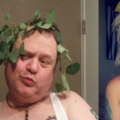 Dad trolls daughter by parodying her selfie