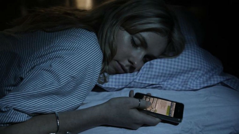 Dangerous for health: scientists told why you can't sleep with a smartphone Dangerous for health: scientists told why you can't sleep with a smartphone