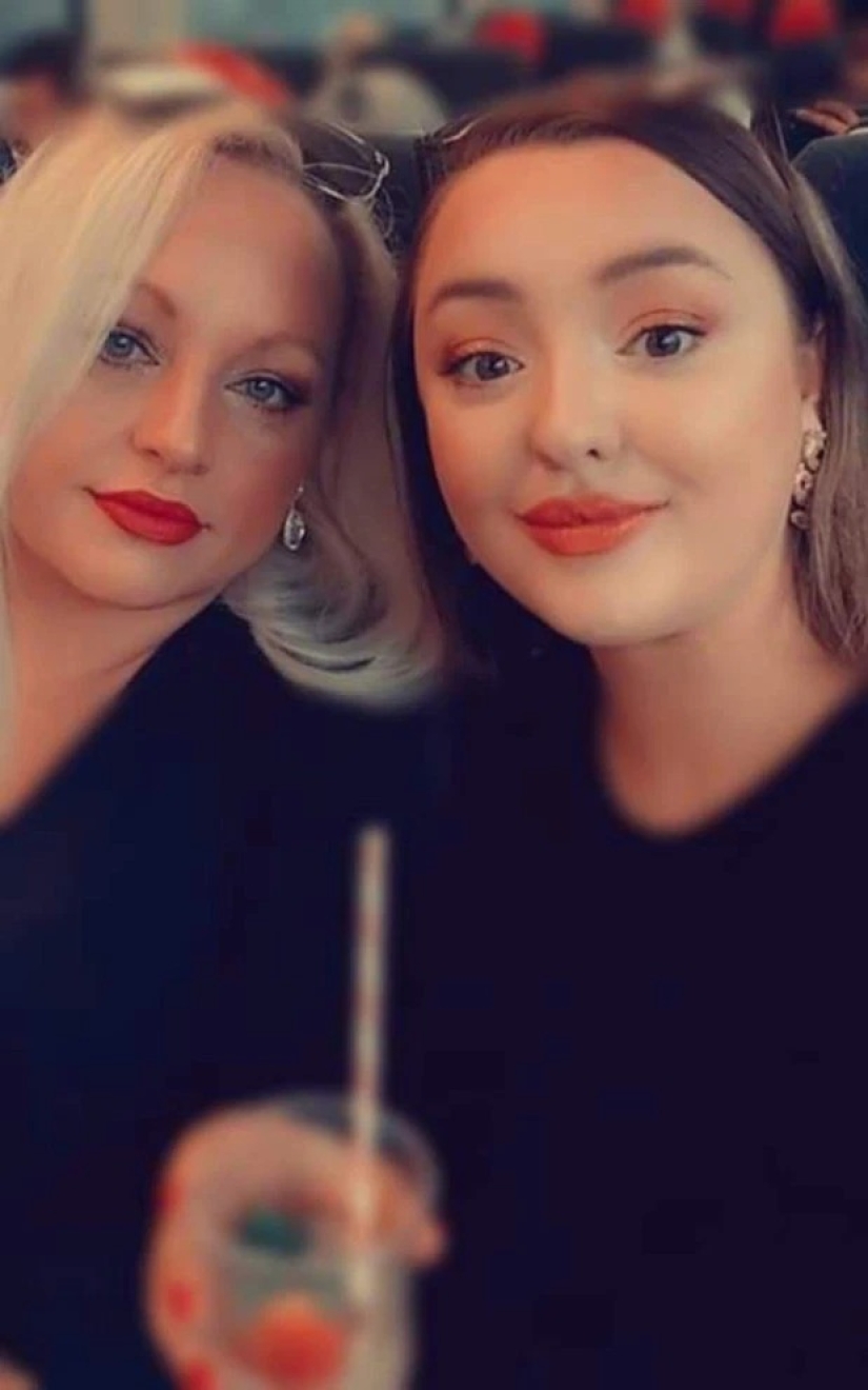 Daughters-mothers: 41-year-old British woman hangs out in clubs with her daughter and her friends