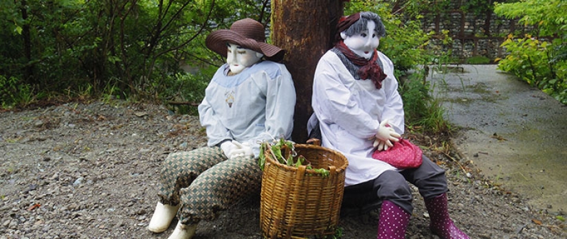 Dead souls: the artist "populated" the deserted village with dolls