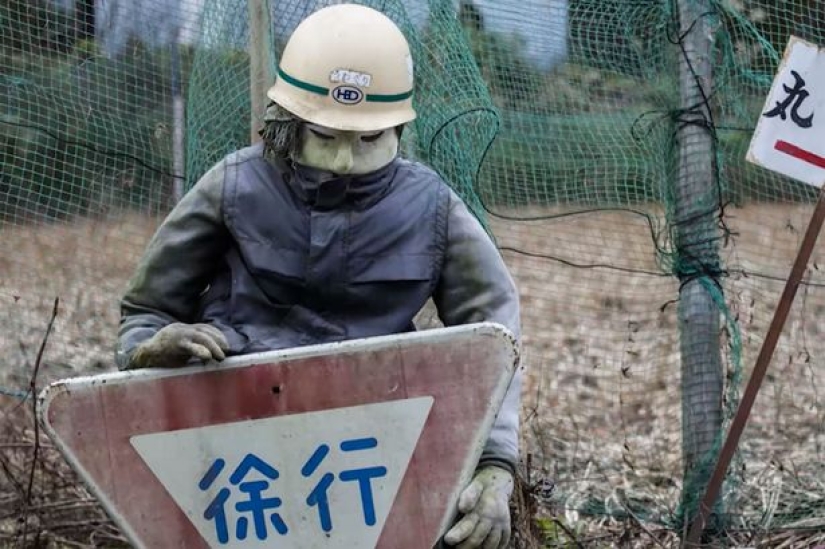 Dead souls: the artist "populated" the deserted village with dolls