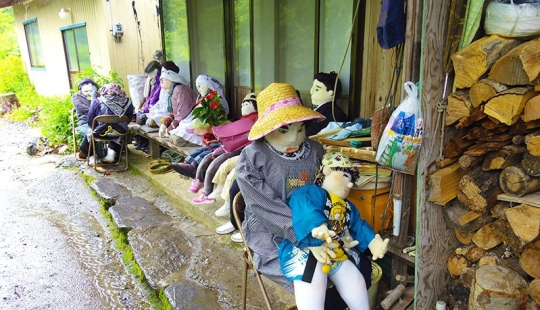 Dead souls: the artist "populated" the deserted village with dolls