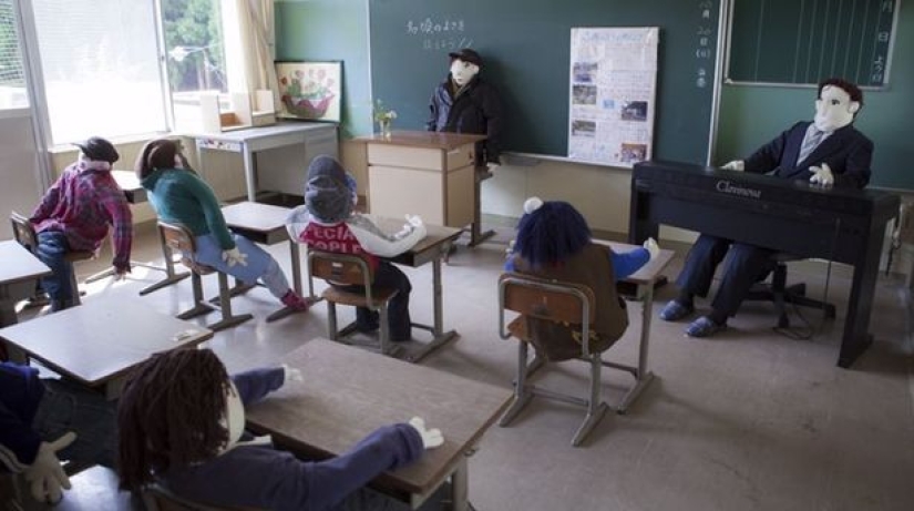 Dead souls: the artist "populated" the deserted village with dolls