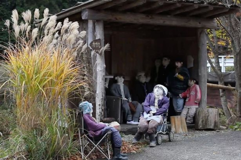 Dead souls: the artist "populated" the deserted village with dolls