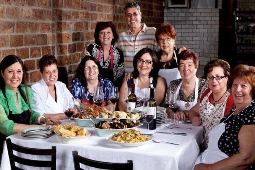 Delicioso Abuela: restaurante, contrató a los abuelos de diferentes nacionalidades, para cocinar comida casera Delicioso Abuela: restaurante, contrató a los abuelos de diferentes nacionalidades, para cocinar comida casera