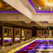 Dentro de un gimnasio con un costo de suscripción de 24 mil dólares al año