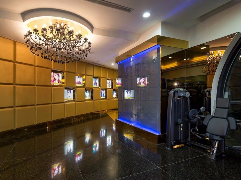 Dentro de un gimnasio con un costo de suscripción de 24 mil dólares al año Dentro de un gimnasio con un costo de suscripción de 24 mil dólares al año