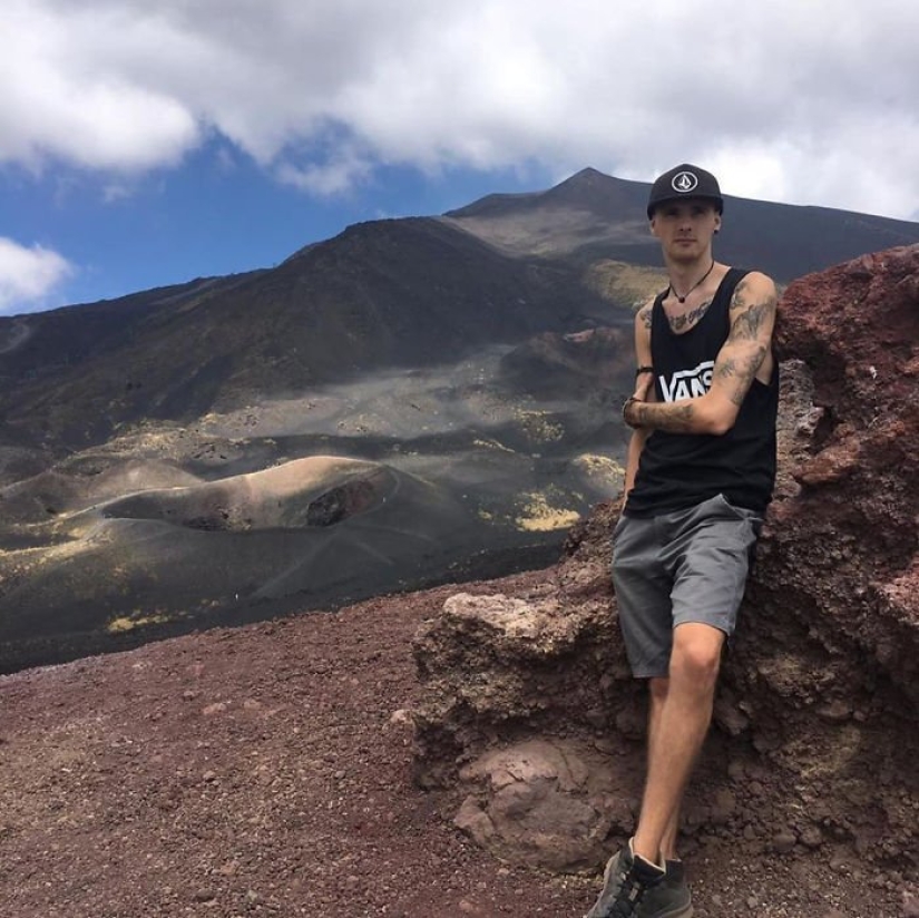 Después de la trágica muerte de sus seres queridos, el tipo vendió todo para viajar por el mundo con un hurón