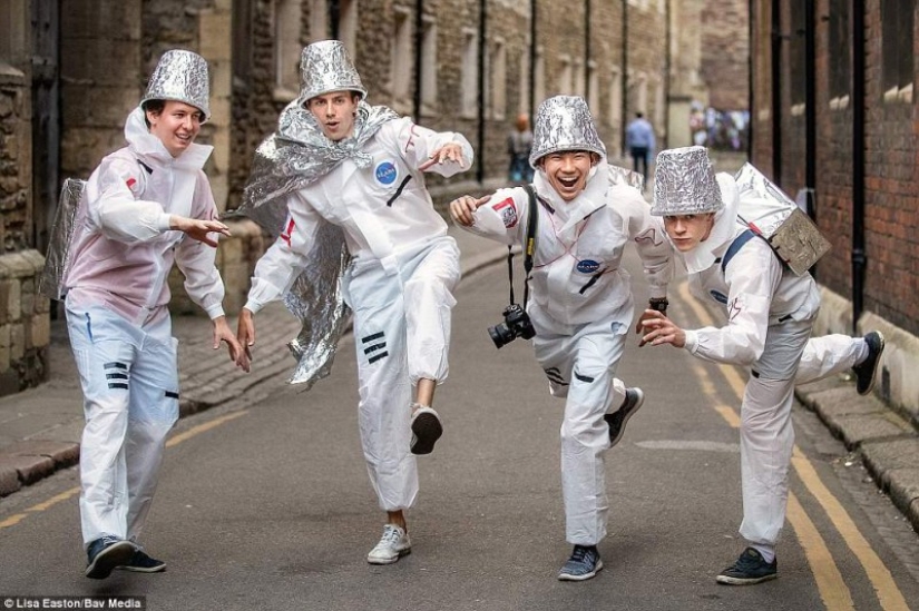 Desvestirse e ir al baile: cómo los estudiantes de Cambridge celebran el final de los exámenes