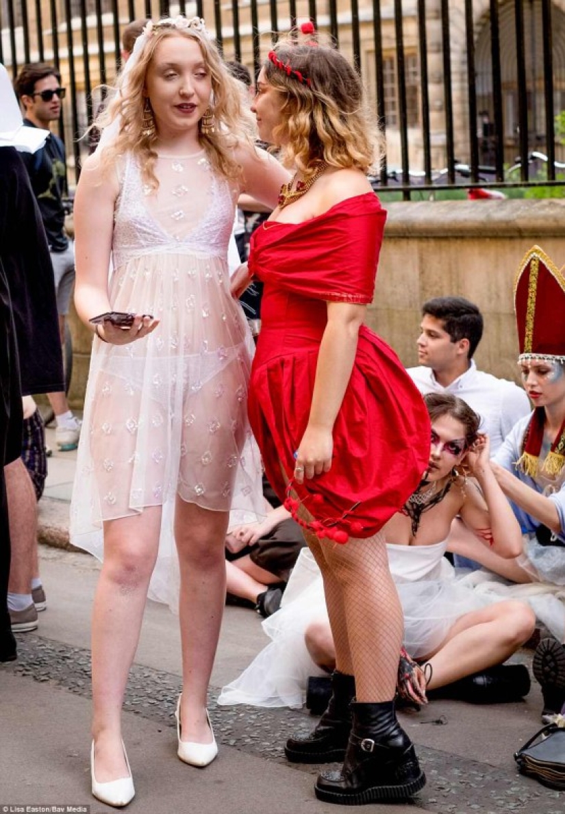 Desvestirse e ir al baile: cómo los estudiantes de Cambridge celebran el final de los exámenes